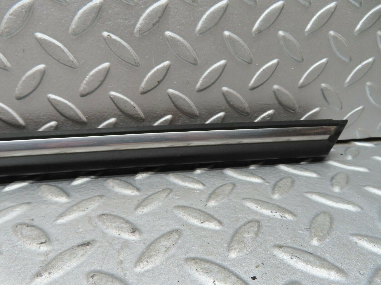 17893 Mercedes-Benz W116 450SEL Rear Right Door Centre Chrome Trim