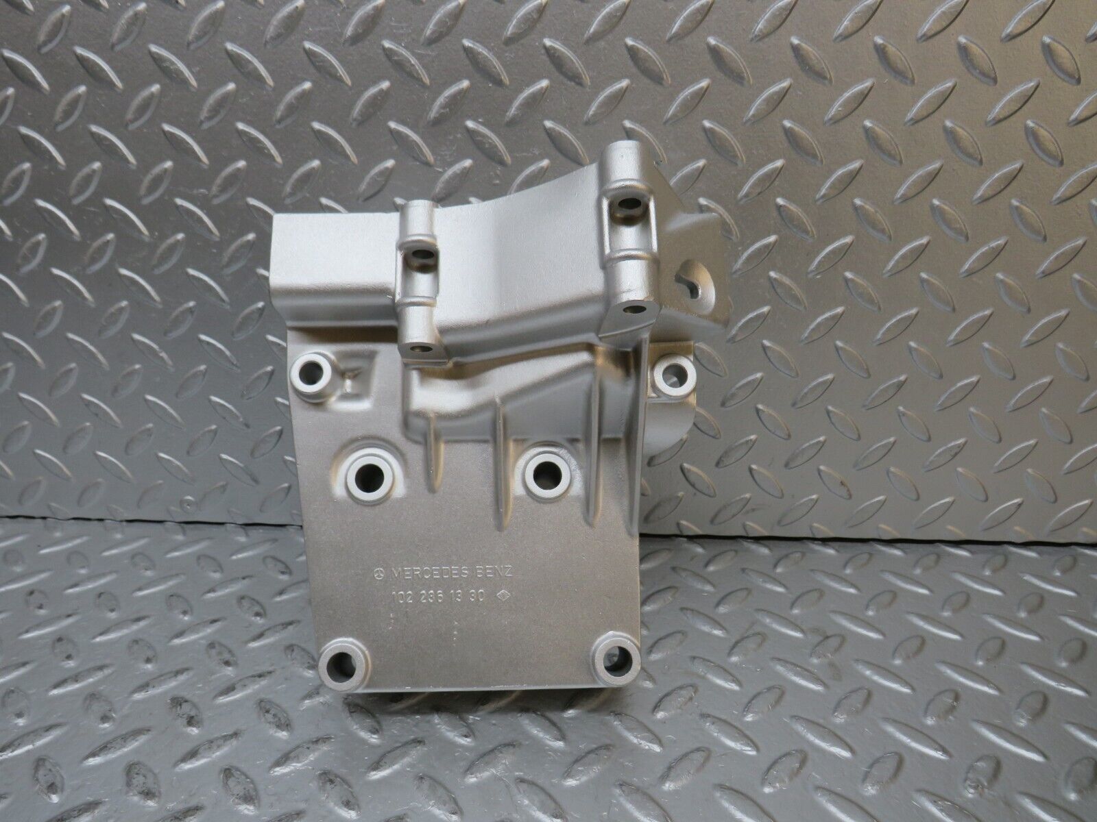 31879 Mercedes-Benz W201 190LE 1.8L Power Steering Pump Bracket 1022361330