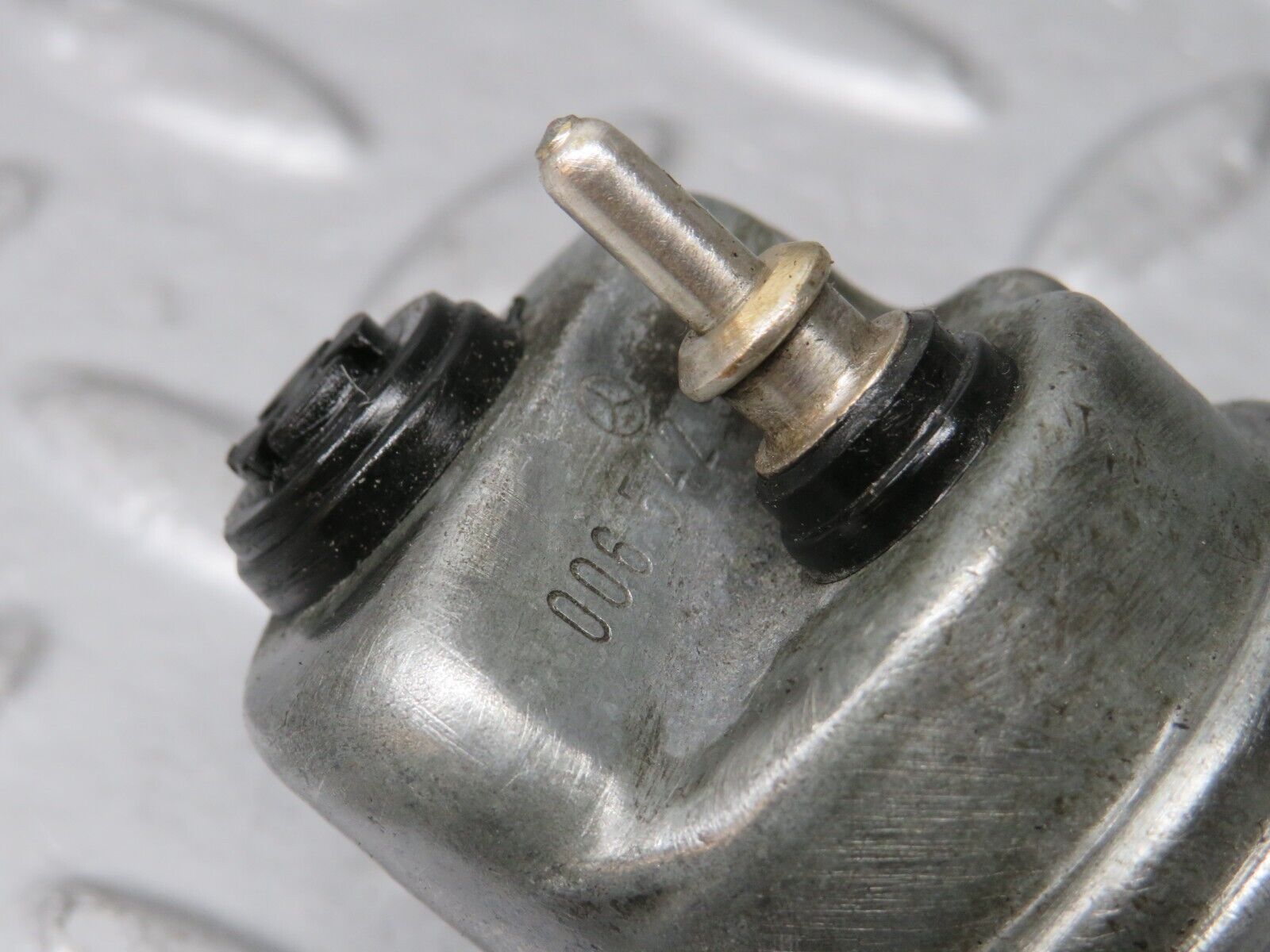 39065 Mercedes-Benz W201 190E 2.6L Oil Pressure Sensor 0065429416