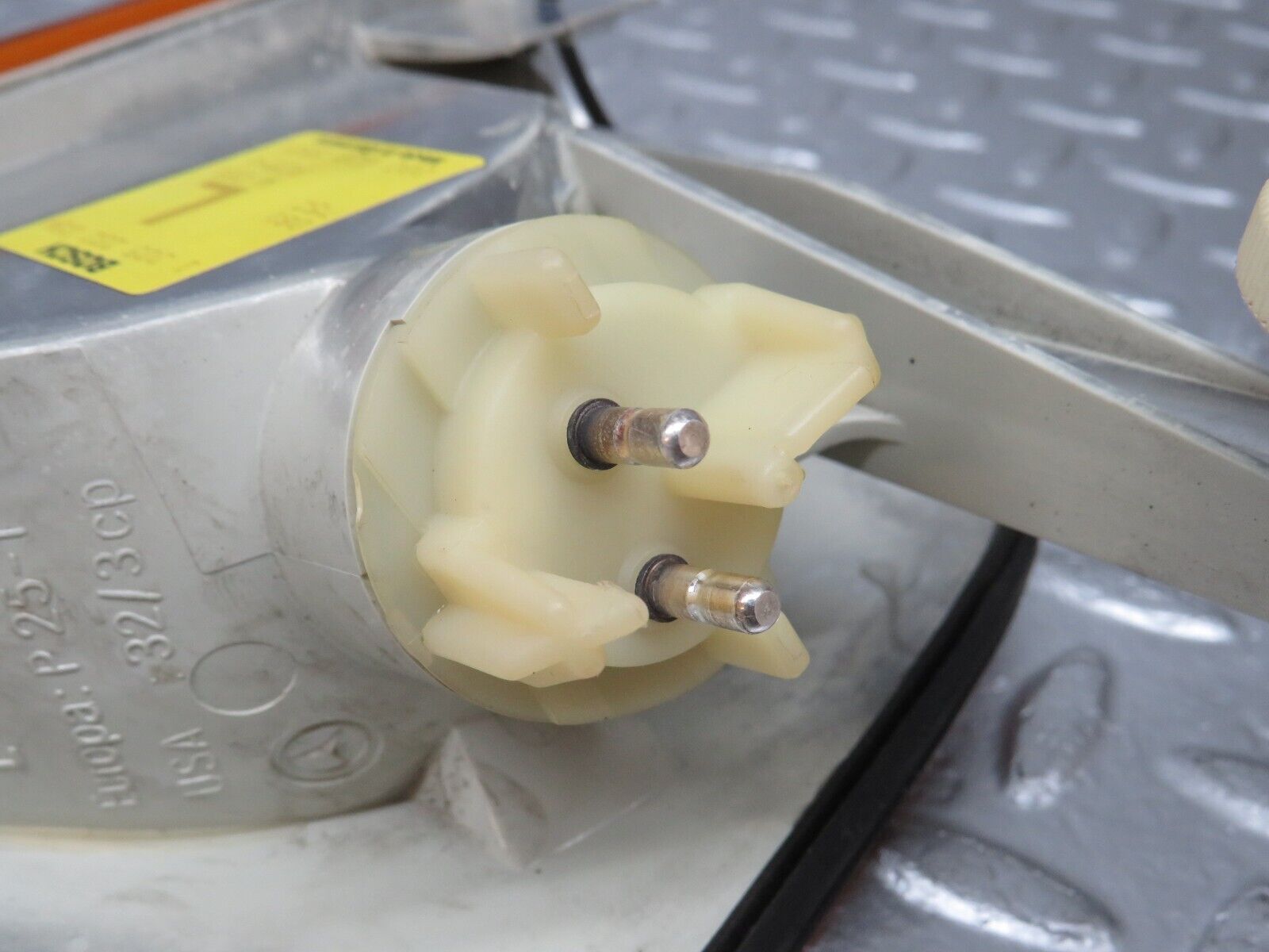 33678 Mercedes-Benz W201 190E 2.0L Indicator Light Front Left Bosch 1305232034