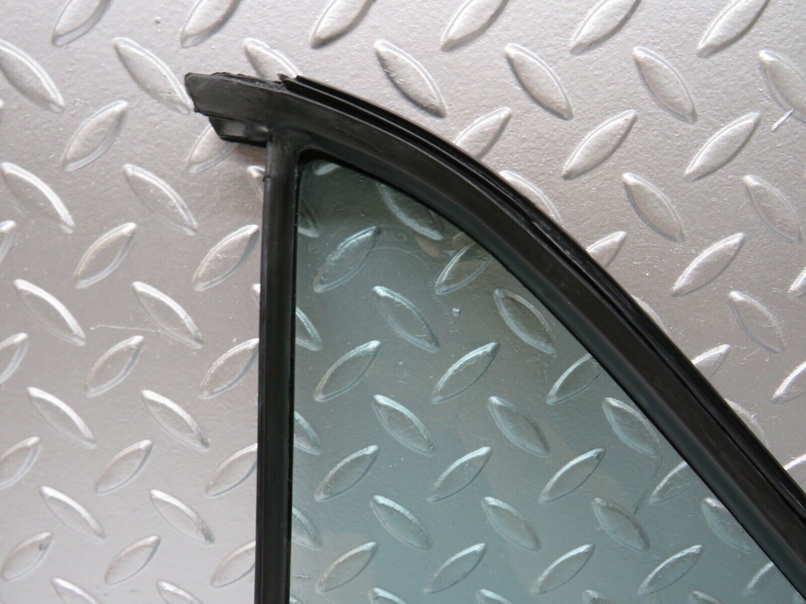 26830 Mercedes-Benz W123 240D Rear Right Quarter Glass