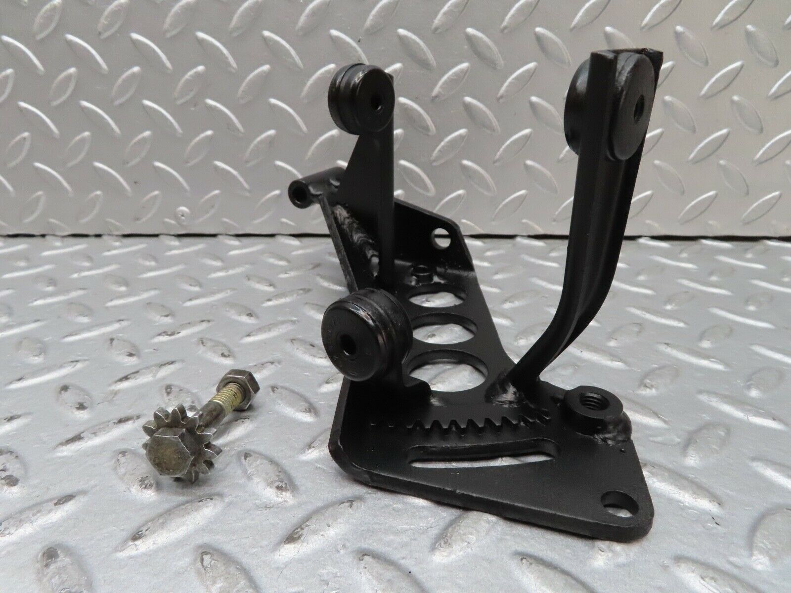 16976 Mercedes-Benz C123 280CE Coupe Power Steering Pump Bracket