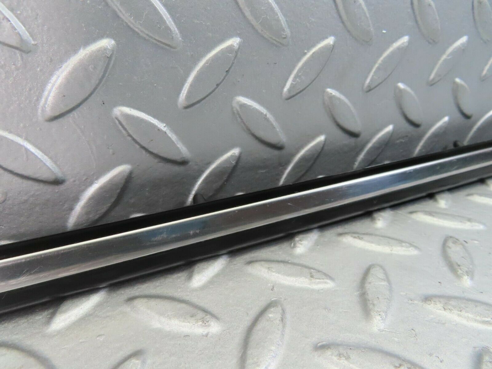 10277 Mercedes-Benz W123 Rear Left Door Centre Moulding Trim