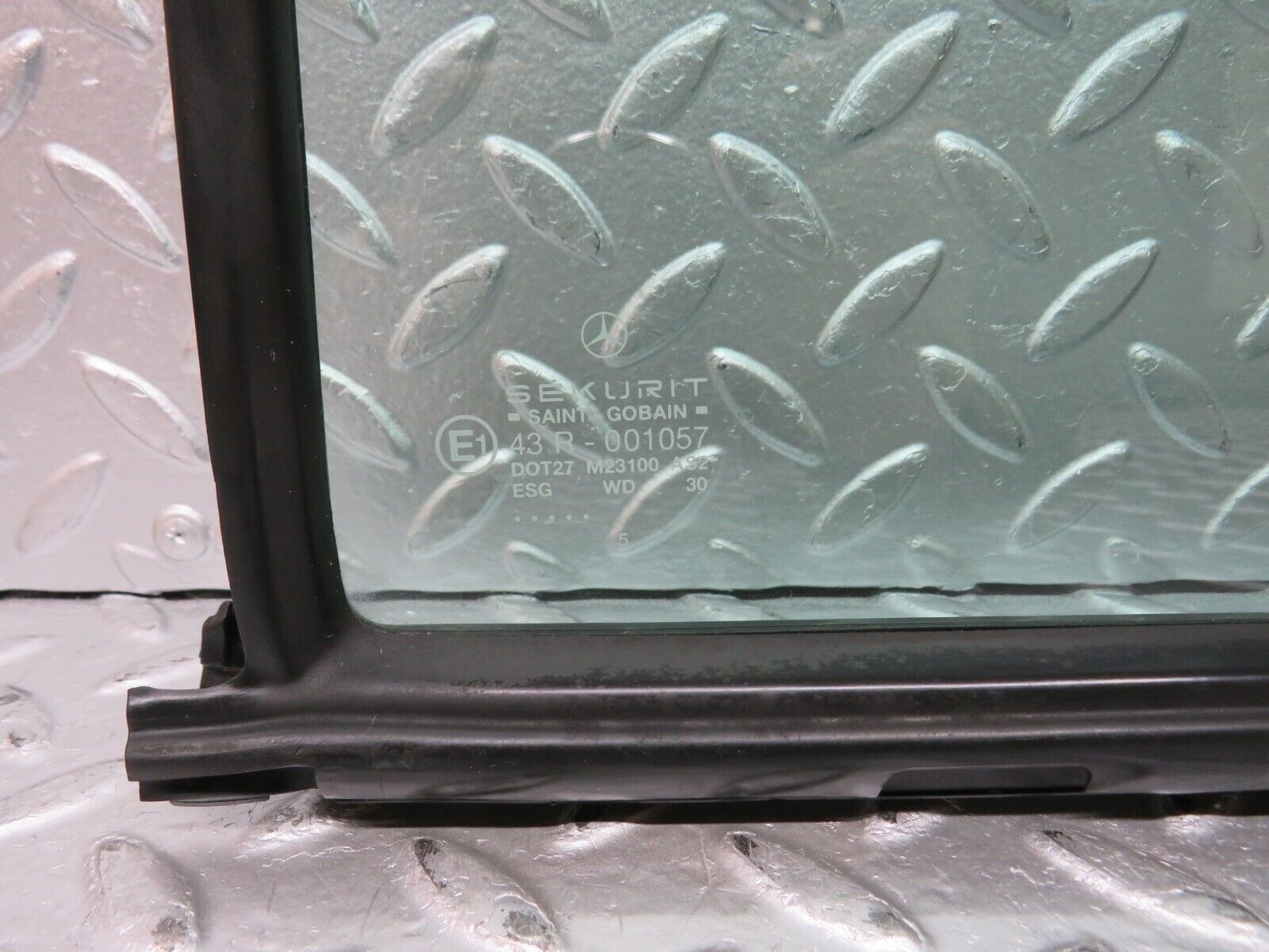 32035 Mercedes-Benz W123 230E Rear Left Quarter Window Glass 1237350124