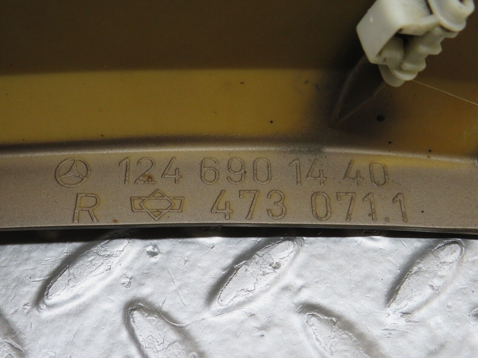 29256 Mercedes-Benz W124 230E Front Right Fender Wing Moulding Trim 1246901440