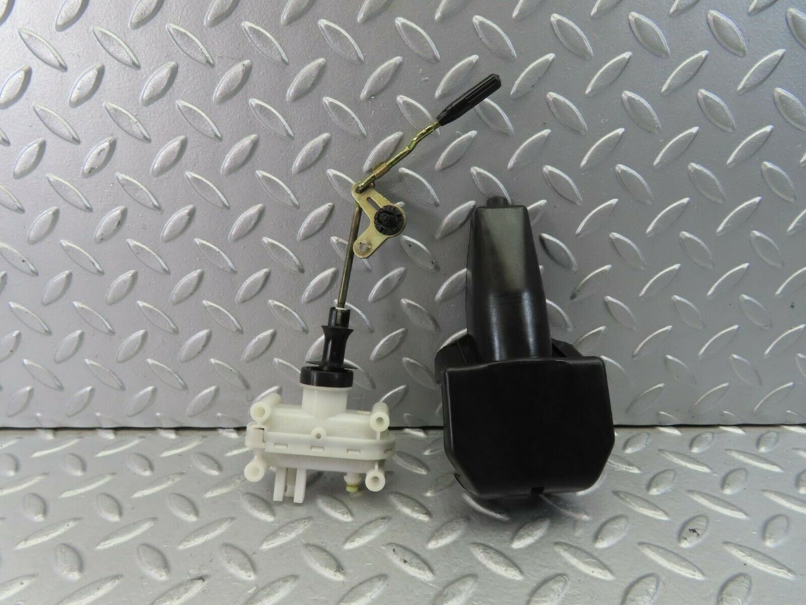 10362 Mercedes-Benz W201 190E Door Lock Vacuum Actuator Rear Left 2018050590