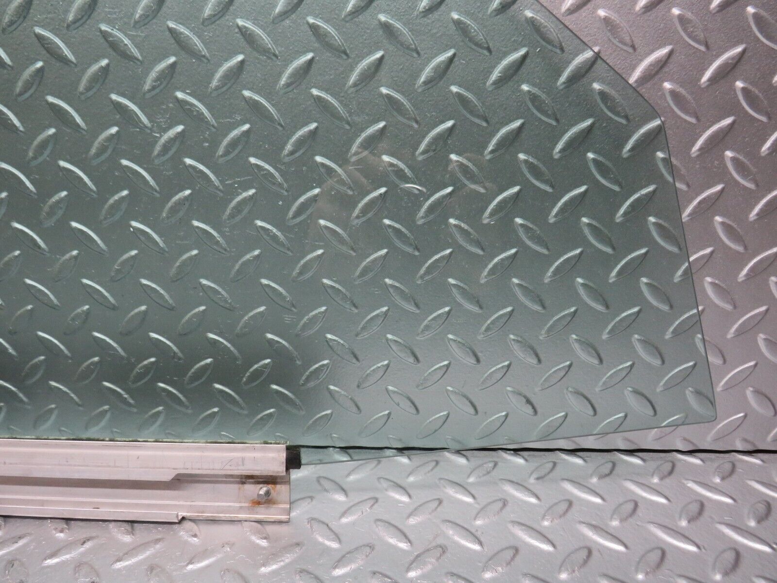 31475 Mercedes-Benz S124 220TE Wagon Front Left Door Window Glass