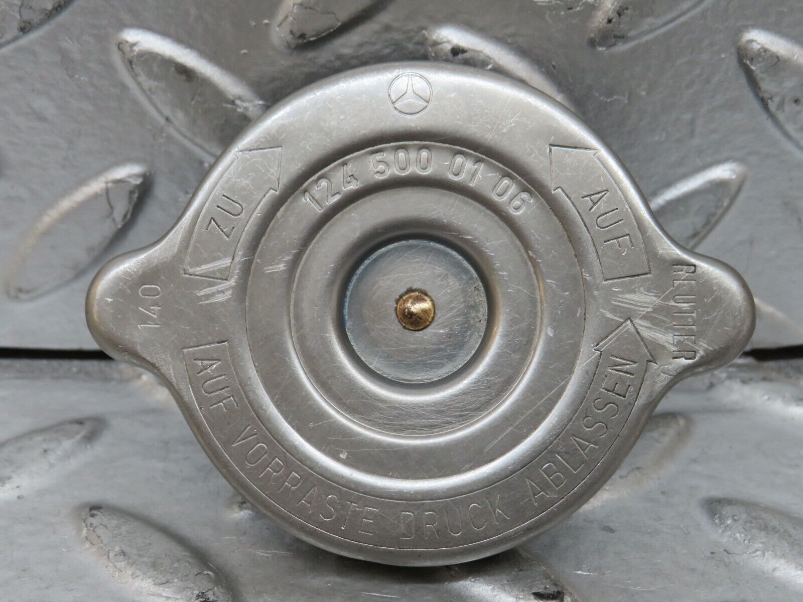 27863 Mercedes-Benz W123 280E Radiator Cap 1245000106
