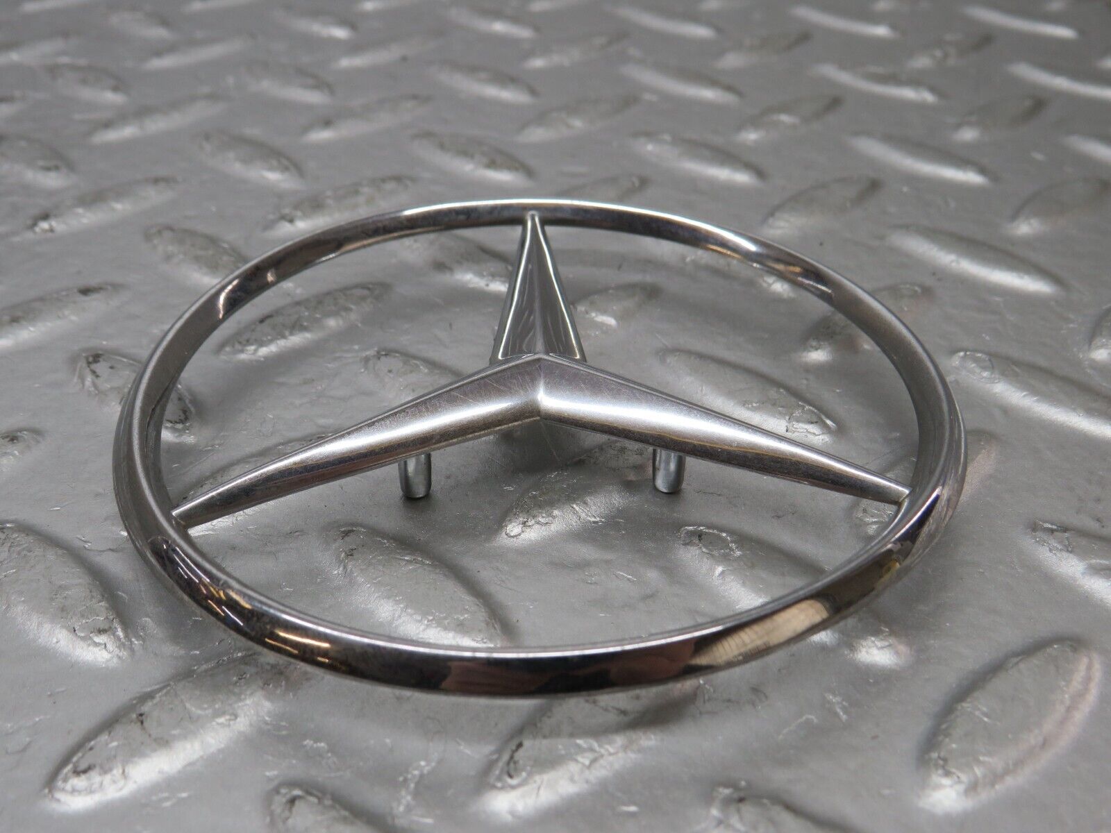 33963 Mercedes-Benz W124 260E Chrome Rear Emblem 2017580058