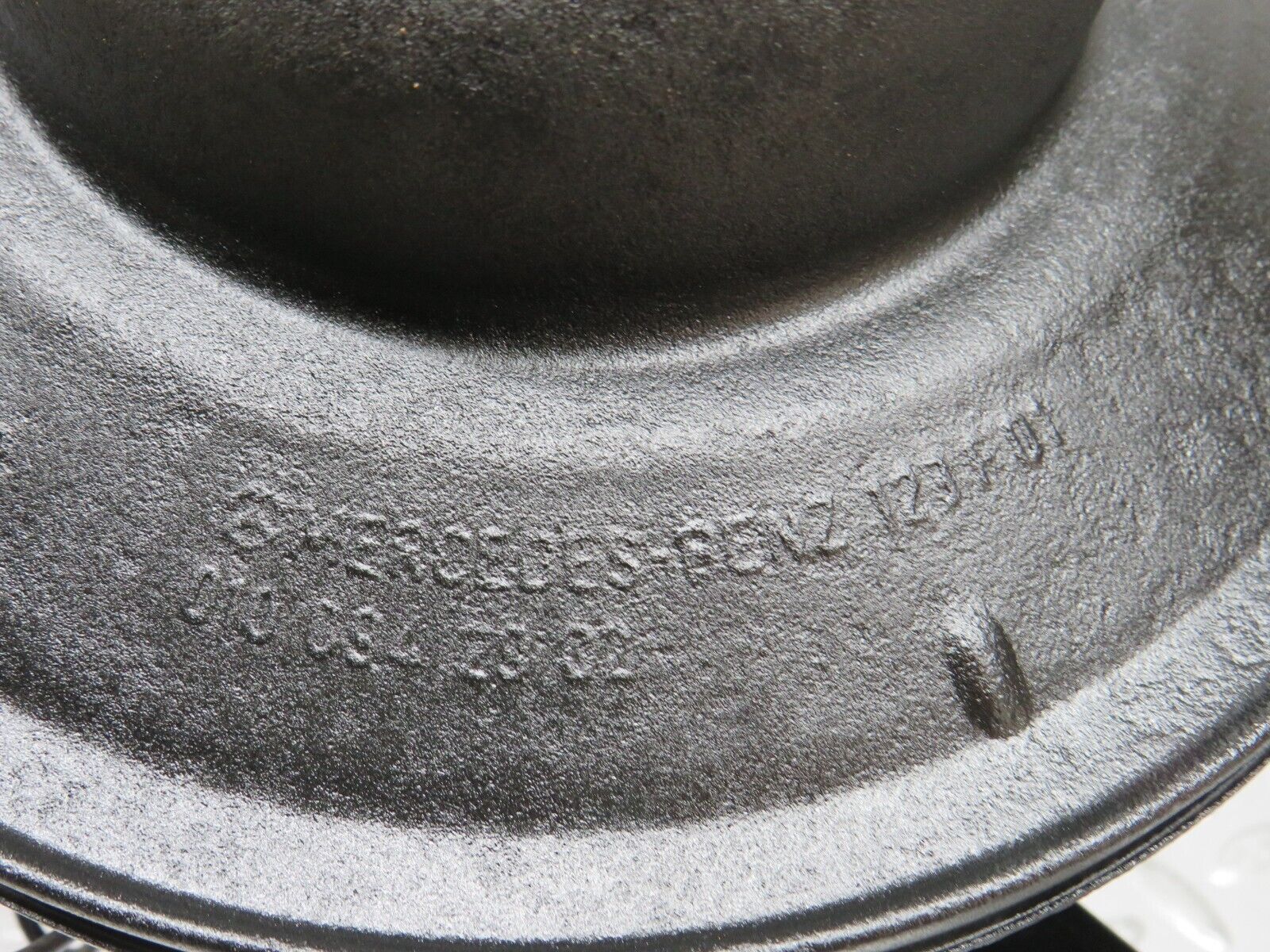 31144 Mercedes-Benz W123 200D Air Filter Box Housing 0100942902