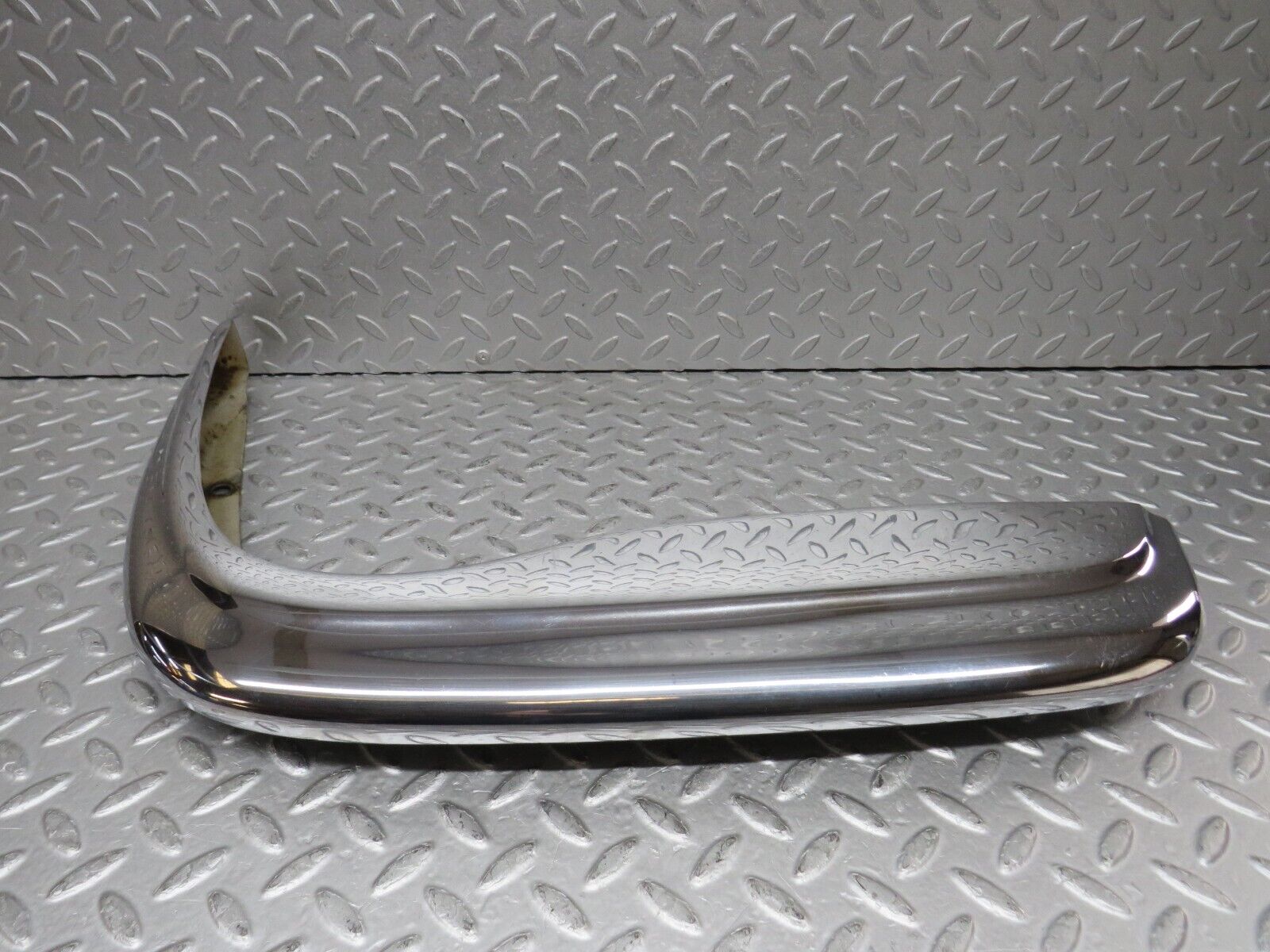 37670 Mercedes-Benz W109 300SEL Front Right Upper Bumper Corner