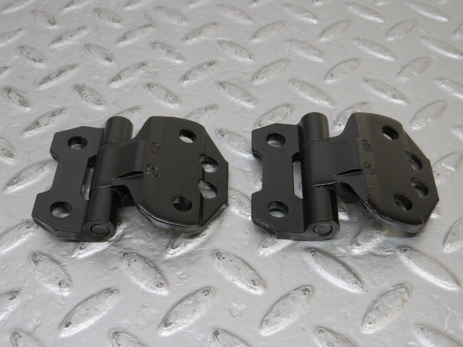 33895 Mercedes-Benz W124 260E Door Hinge Right Side