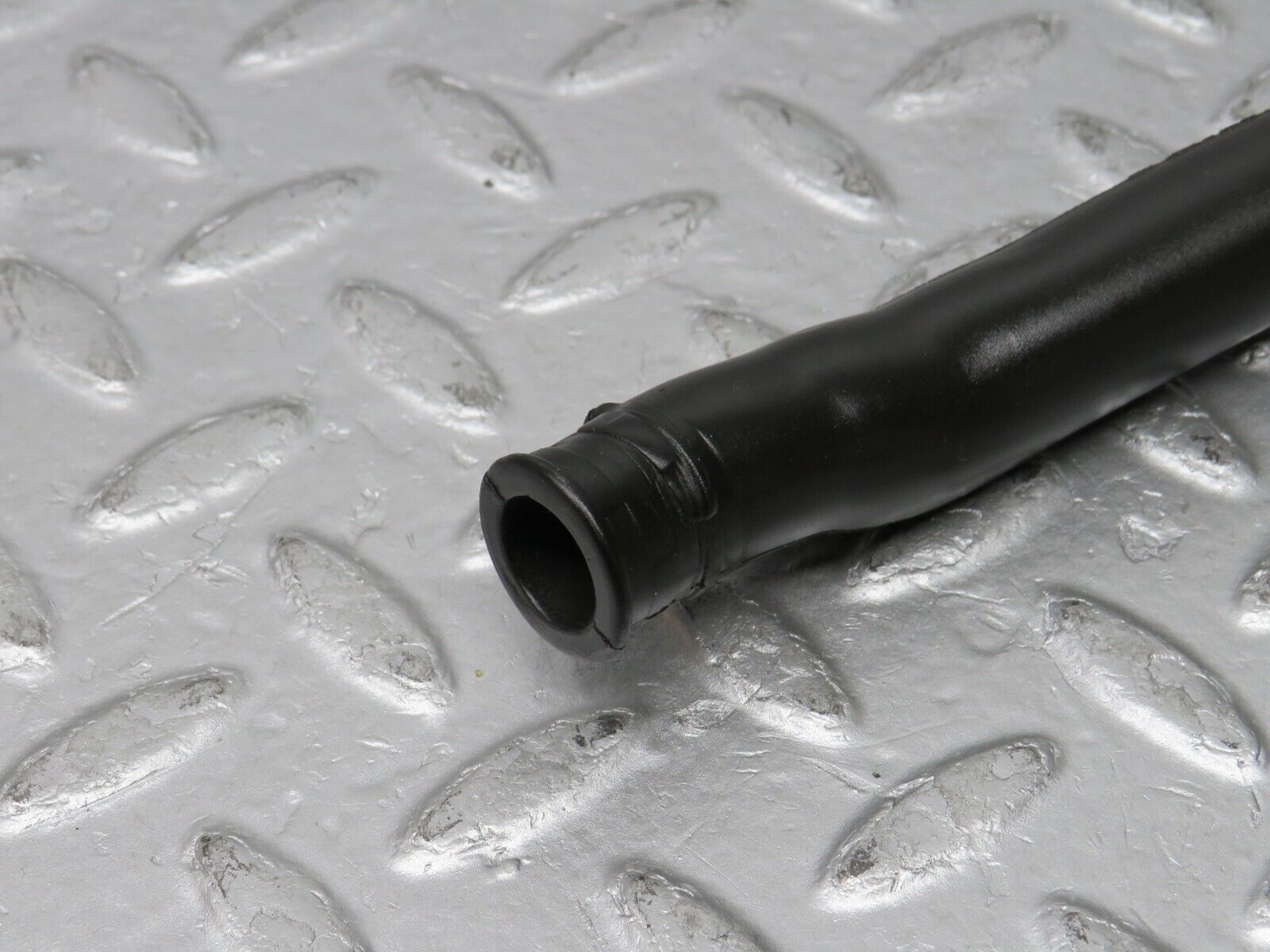 38156 Mercedes-Benz A124 320E Cabriolet Crankcase Breather Pipe 1040943582