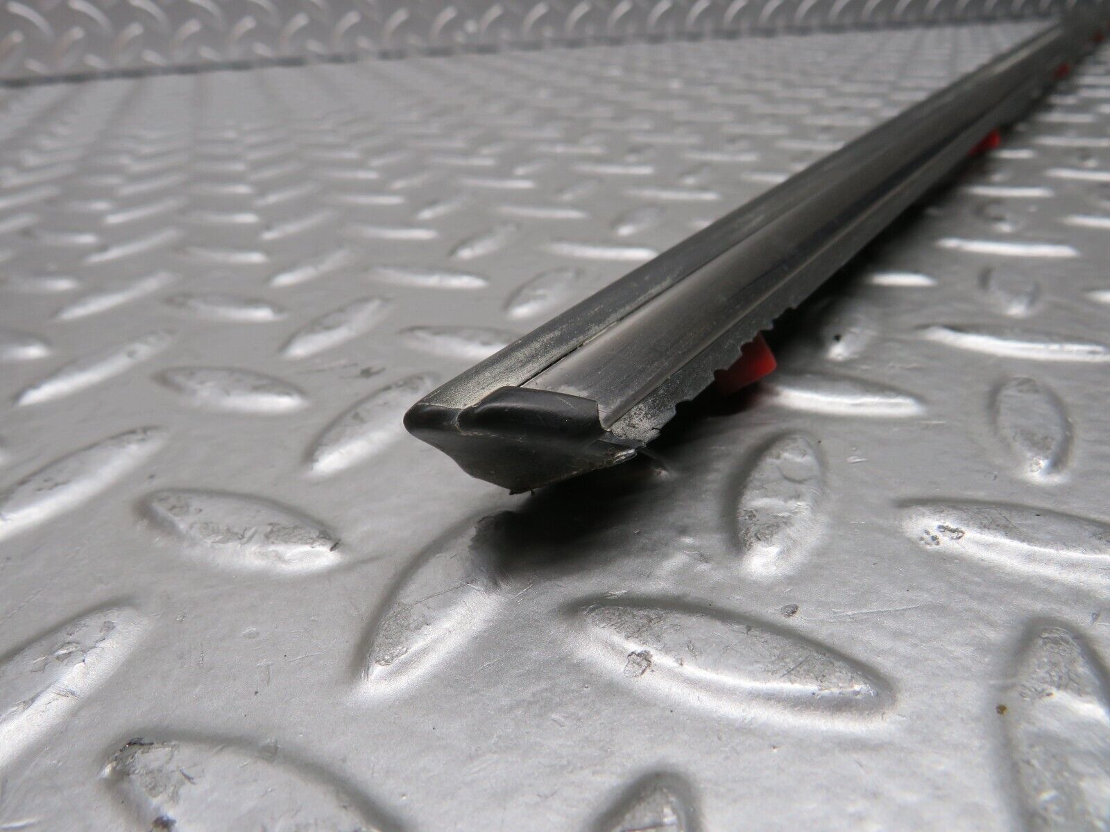 28619 Mercedes-Benz W123 280E Front Left Fender Wing Centre Moulding Trim