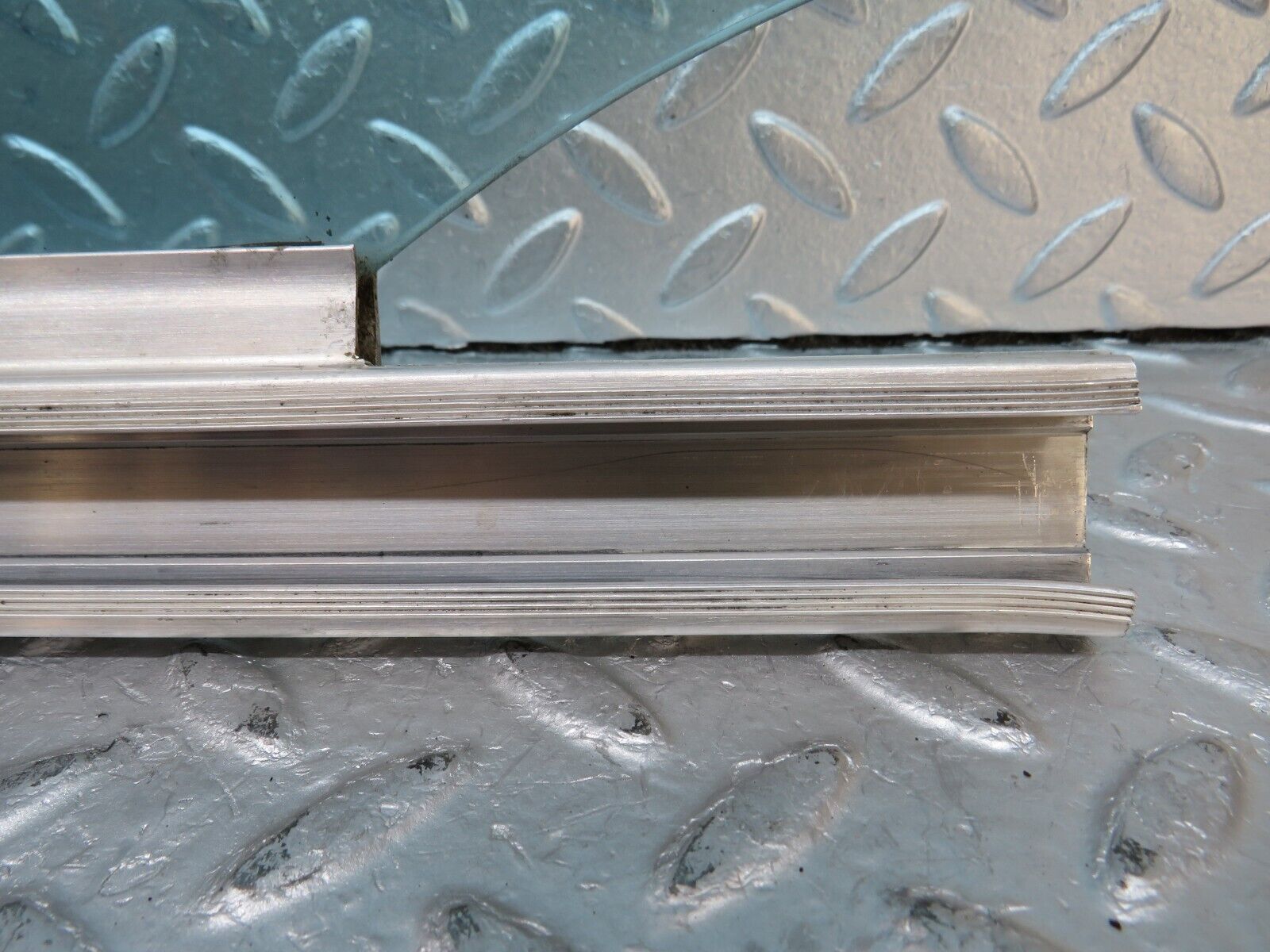 34972 Mercedes-Benz W210 320E Front Right Door Window Glass