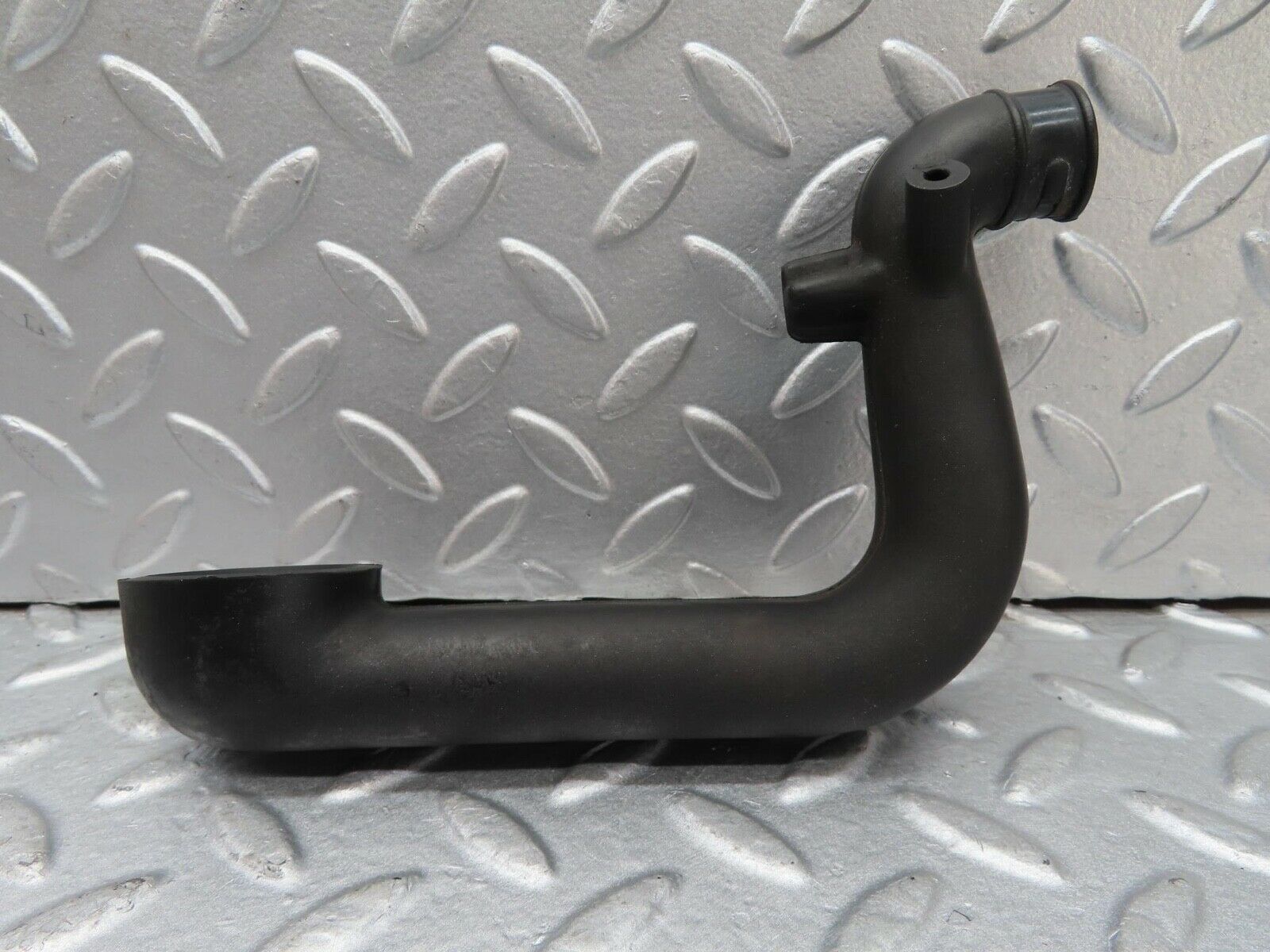 16440 Mercedes-Benz W124 260E Crank Case Breather Hose 1030941082