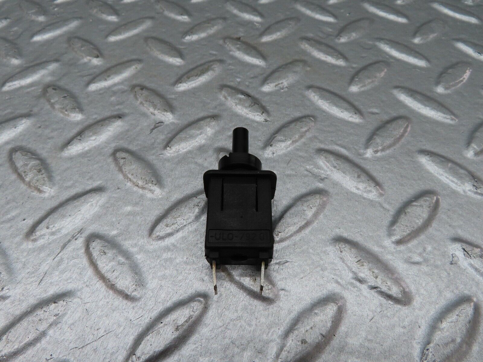 18086 Mercedes-Benz W123 200 Door Contact Switch 0008212852