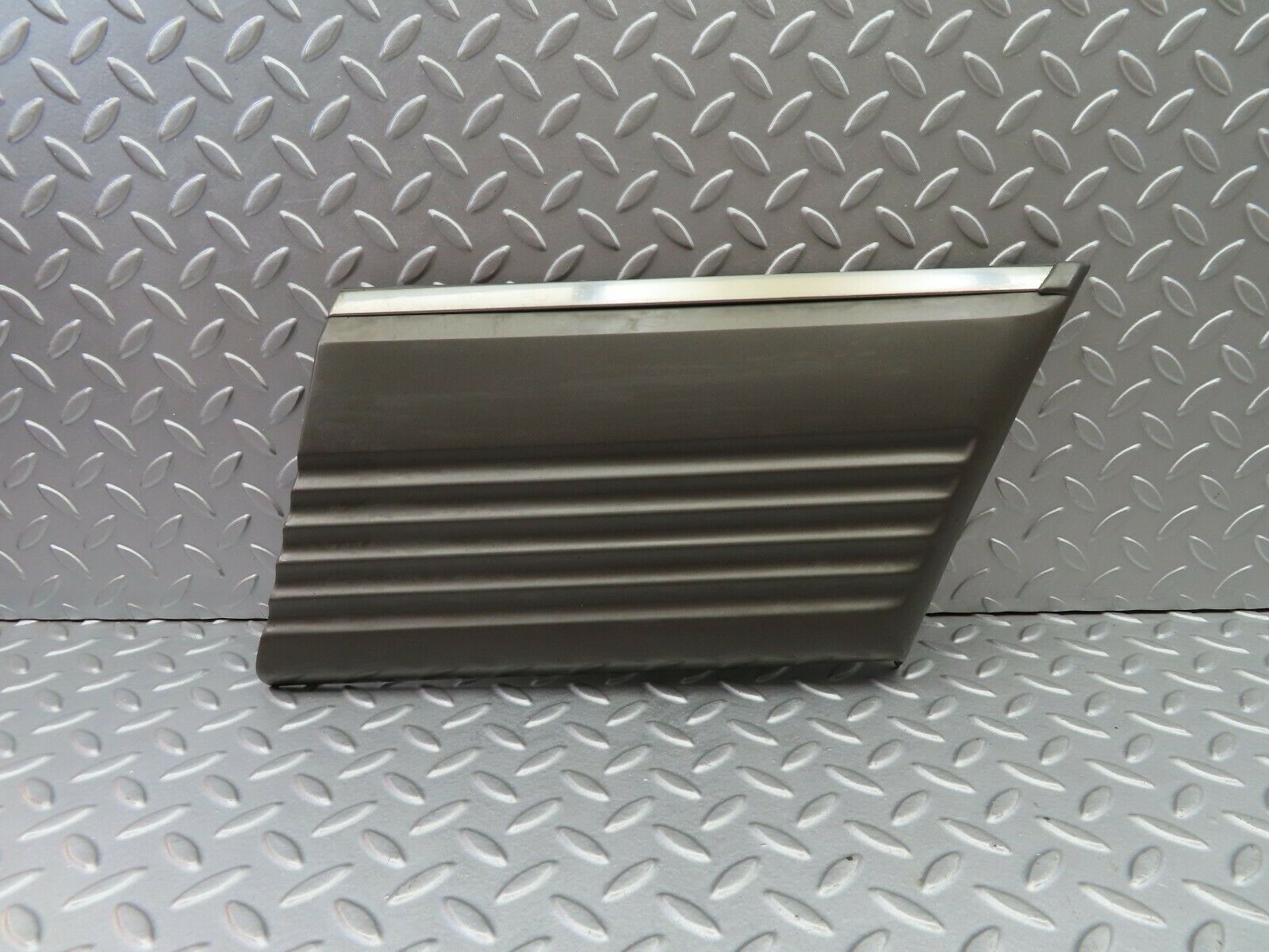 6083 Mercedes-Benz W126 380SE Front Right Fender Wing Moulding Trim 1266902240