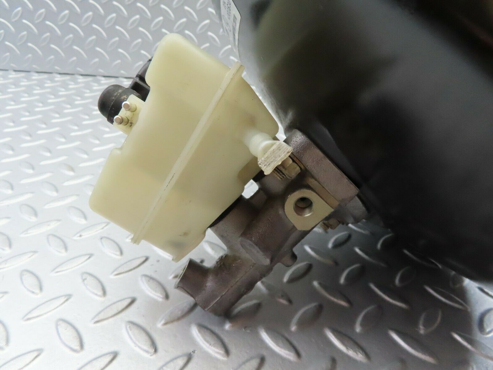 6604 Mercedes-Benz S124 E220 Wagon Brake Booster & Master Cylinder 0044301630