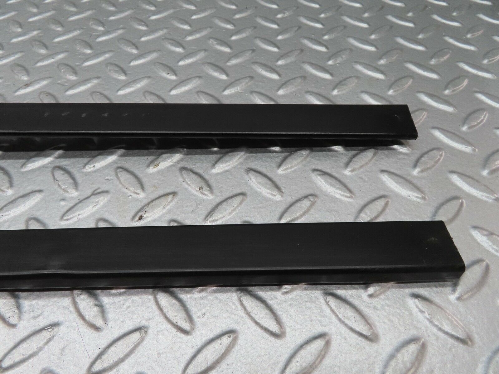 18148 Mercedes-Benz W123 200 Seat Belt Runner