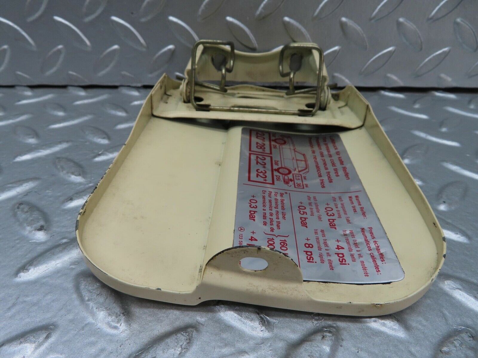 15326 Mercedes-Benz W123 230E Fuel Tank Flap Cap 1235840039