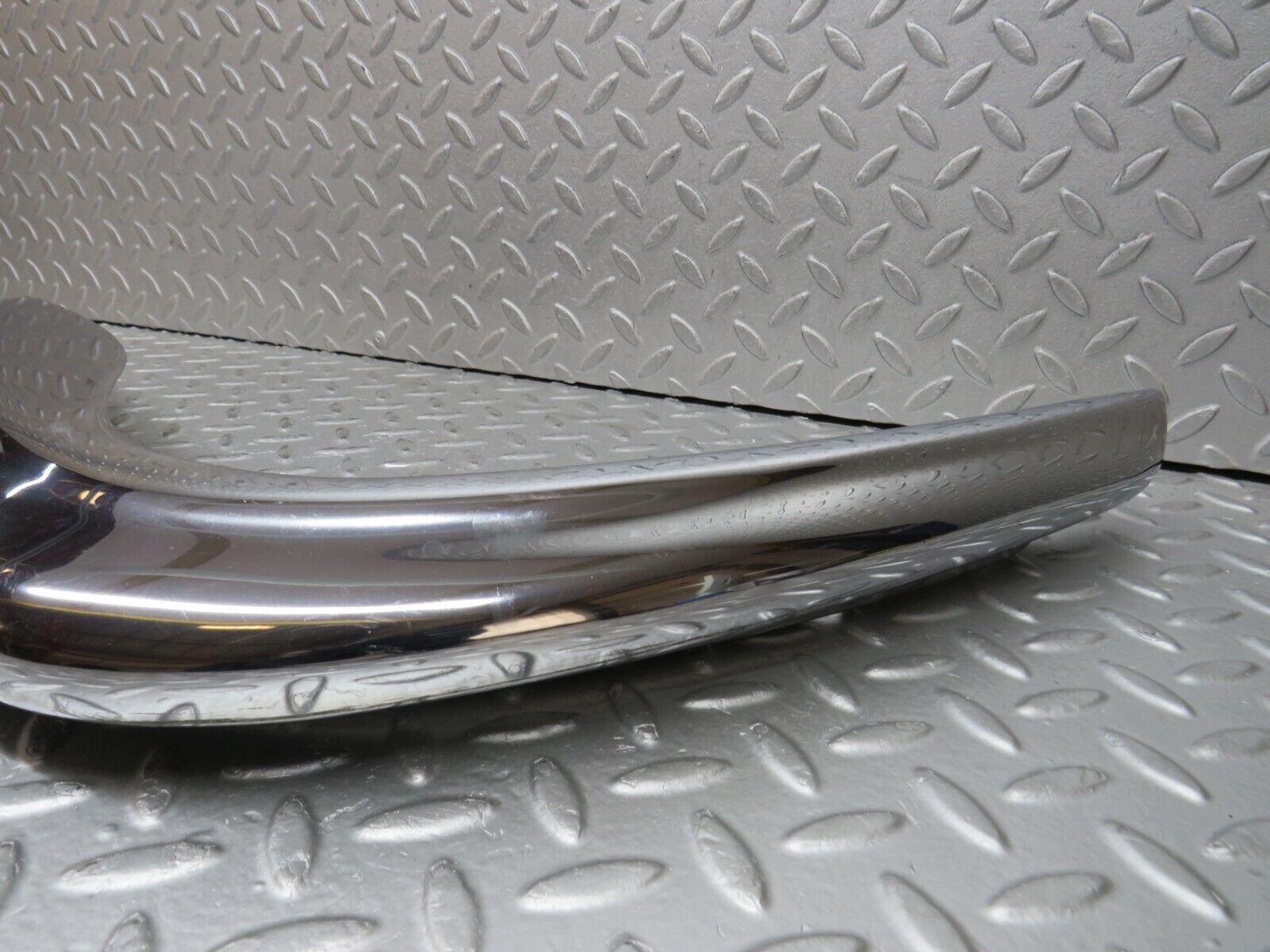 37669 Mercedes-Benz W109 300SEL Front Left Upper Bumper Corner