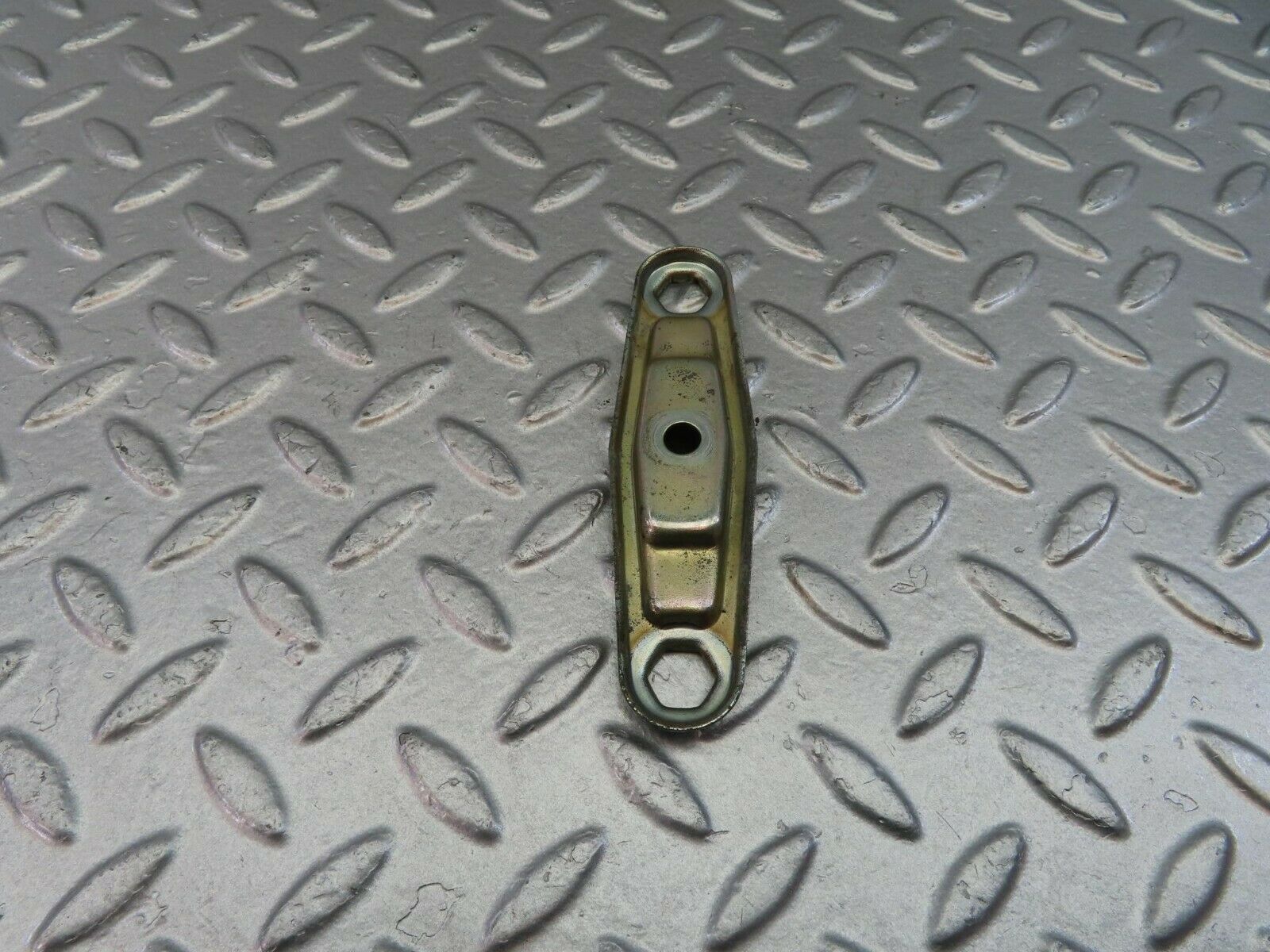 10549 Mercedes-Benz W201 190E Fuel Injector Nozzle Clamp Bracket