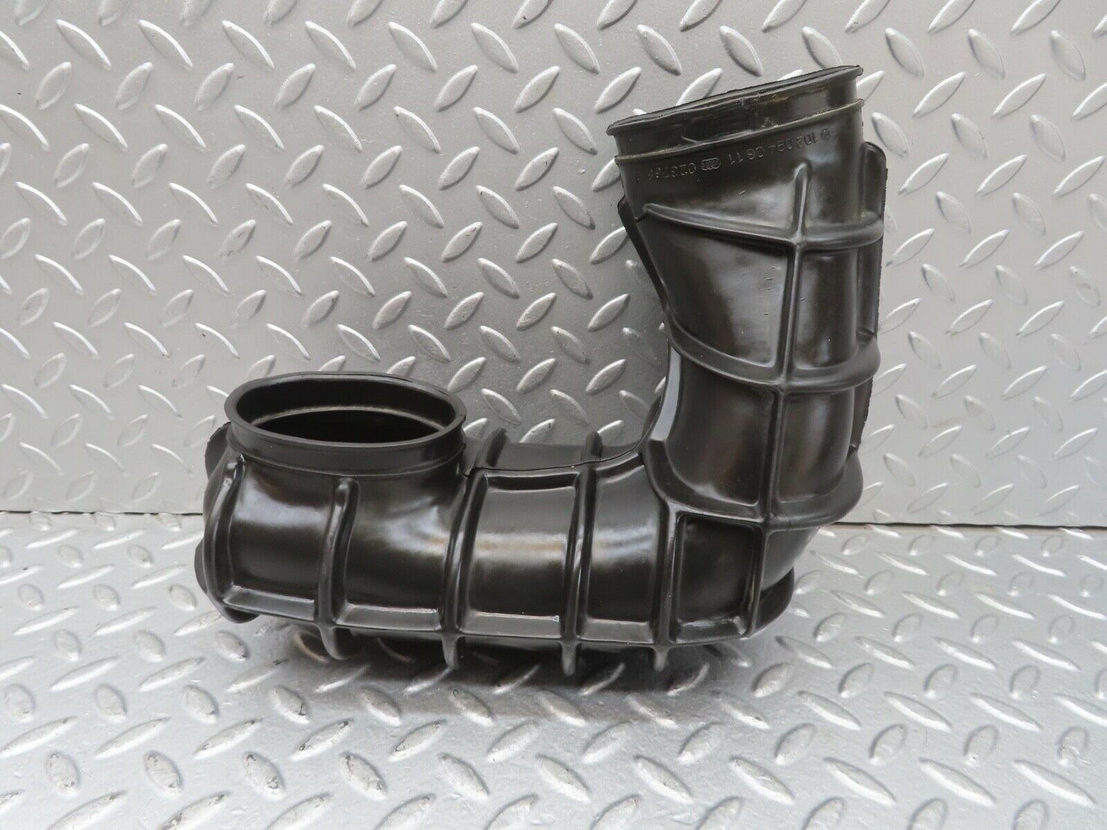 13516 Mercedes-Benz W123 200 Carburettor Air Intake Pipe Hose 1020940811