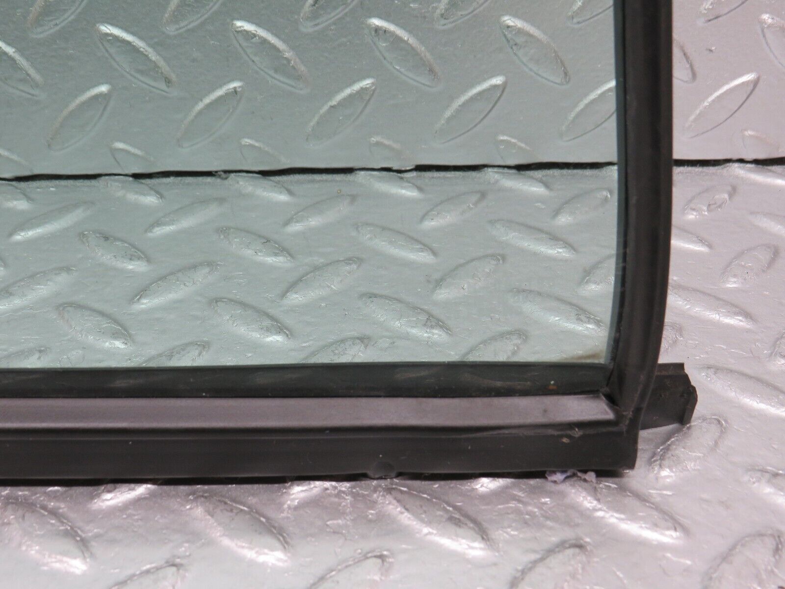 33139 Mercedes-Benz S124 Rear Left Door Quarter Window Glass 1247350824