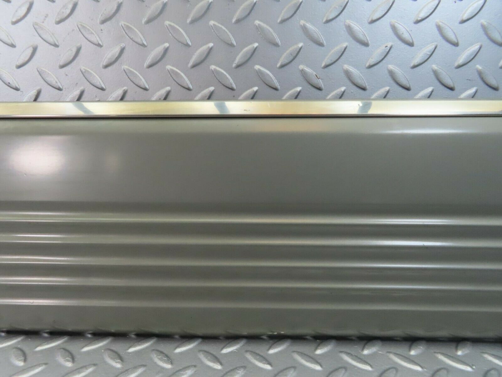 8872 Mercedes-Benz W126 Front Left Door Moulding 1266900340