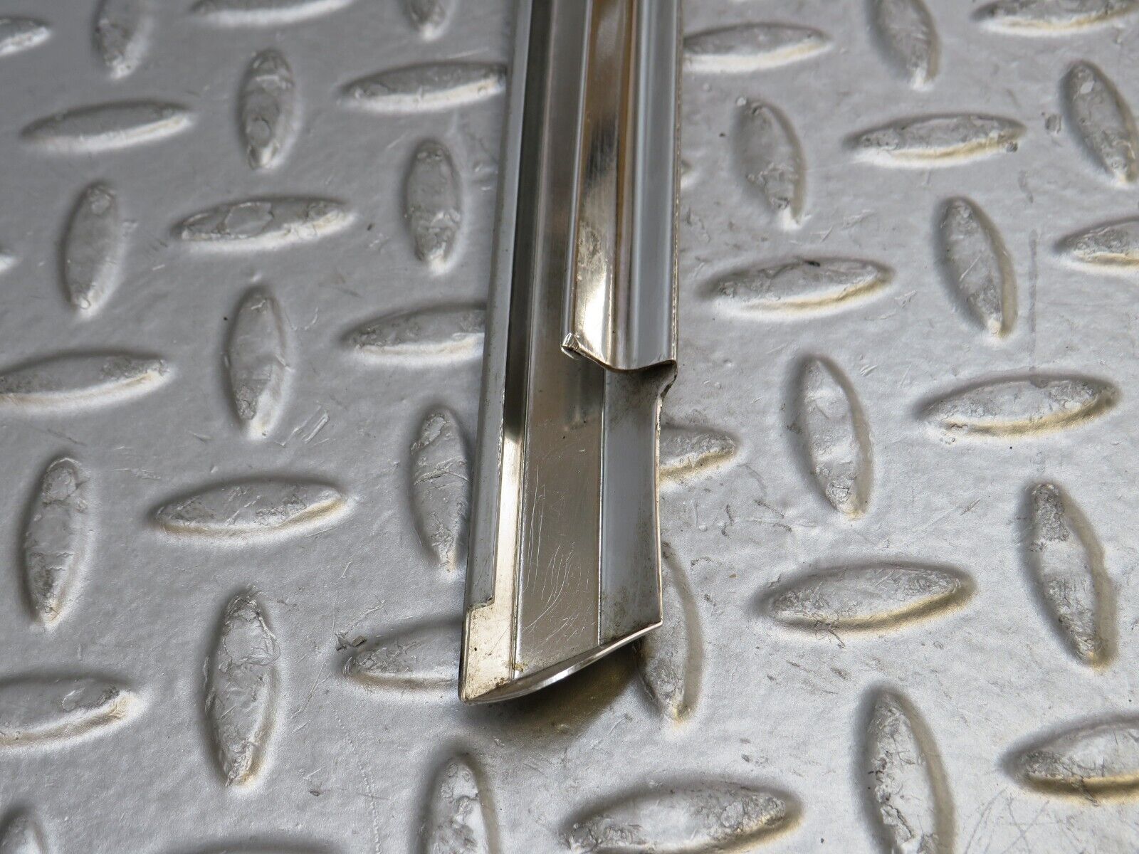 36293 Mercedes-Benz W126 420SE Rear Right Door Chrome Moulding Trim