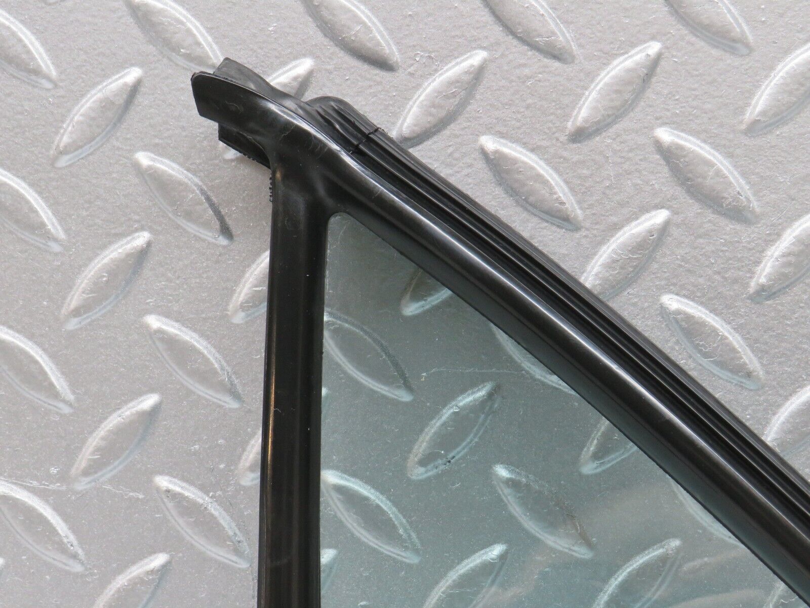 33145 Mercedes-Benz W126 Rear Left Quarter Window Glass 1267350124