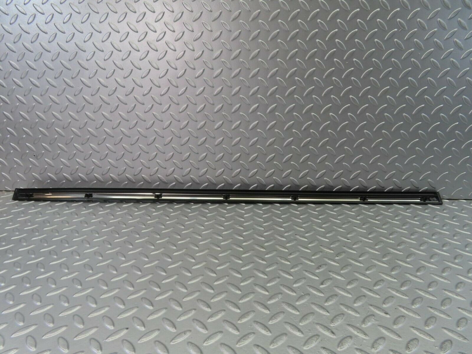 10291 Mercedes-Benz W116 Front Left Door Centre Moulding Trim