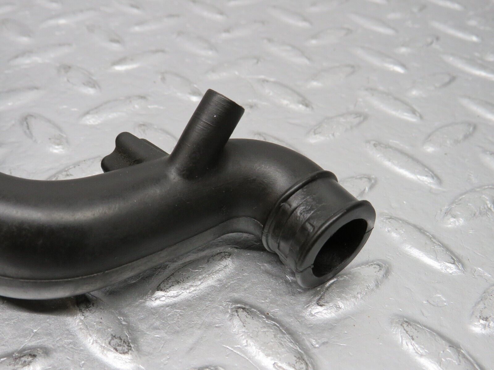 38886 Mercedes-Benz W201 190E 2.6L Crankcase Breather Pipe 1030941982