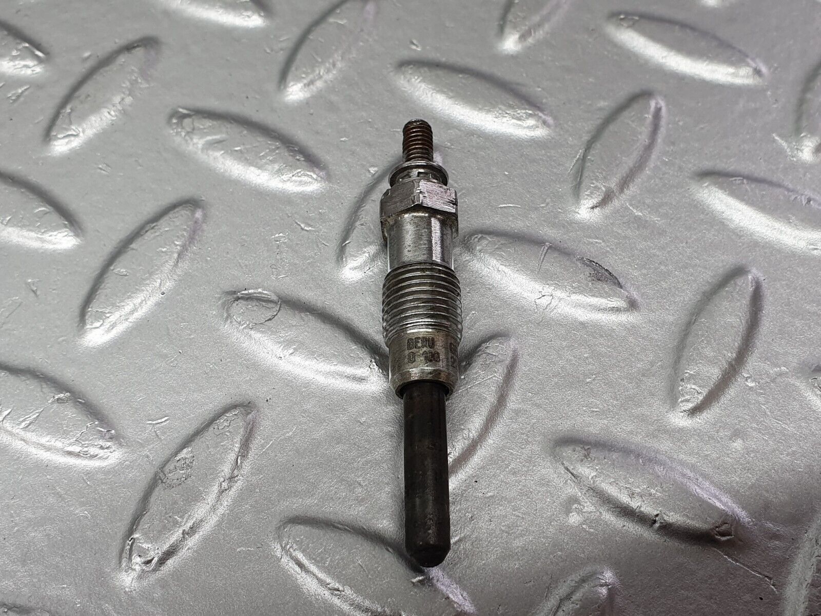 40847 Mercedes-Benz W123 300D Glow Plug Beru 0100221107
