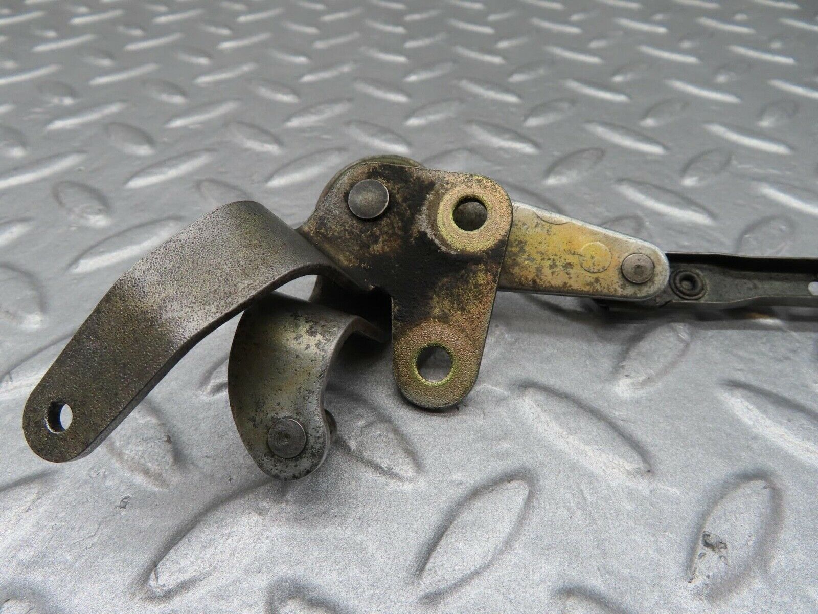 14015 Mercedes-Benz C107 280SLC Throttle Linkage