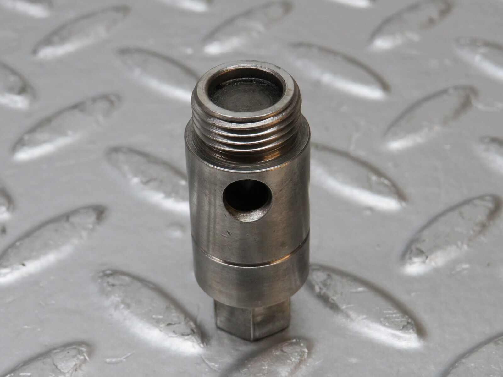 0405 Mercedes-Benz W120 180D Ponton Oil Pressure Valve