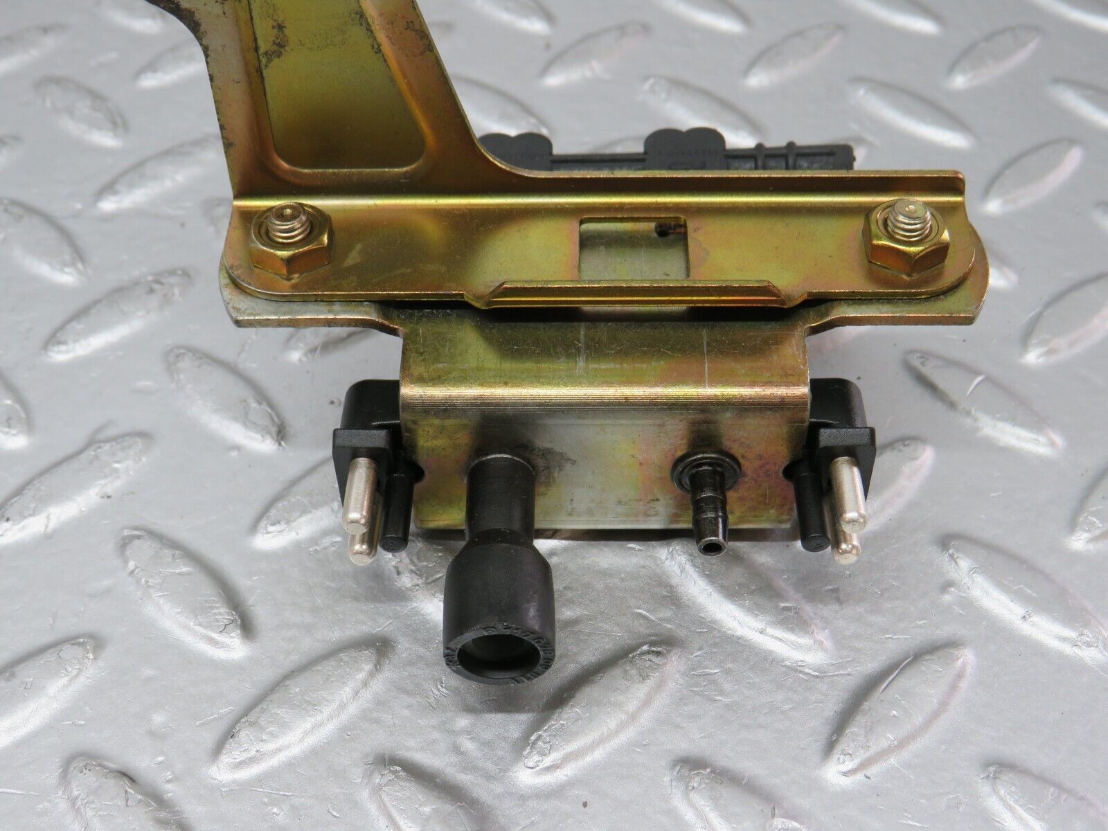 33384 Mercedes-Benz W202 C180 Solenoid Vacuum Valve 0025400697