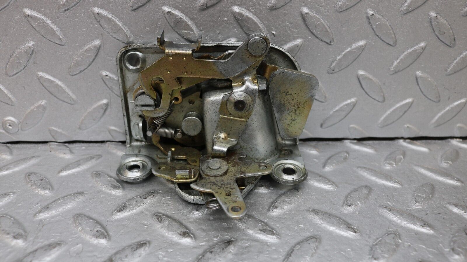 37266 Mercedes-Benz W109 300SEL Front Right Door Lock Mechanism