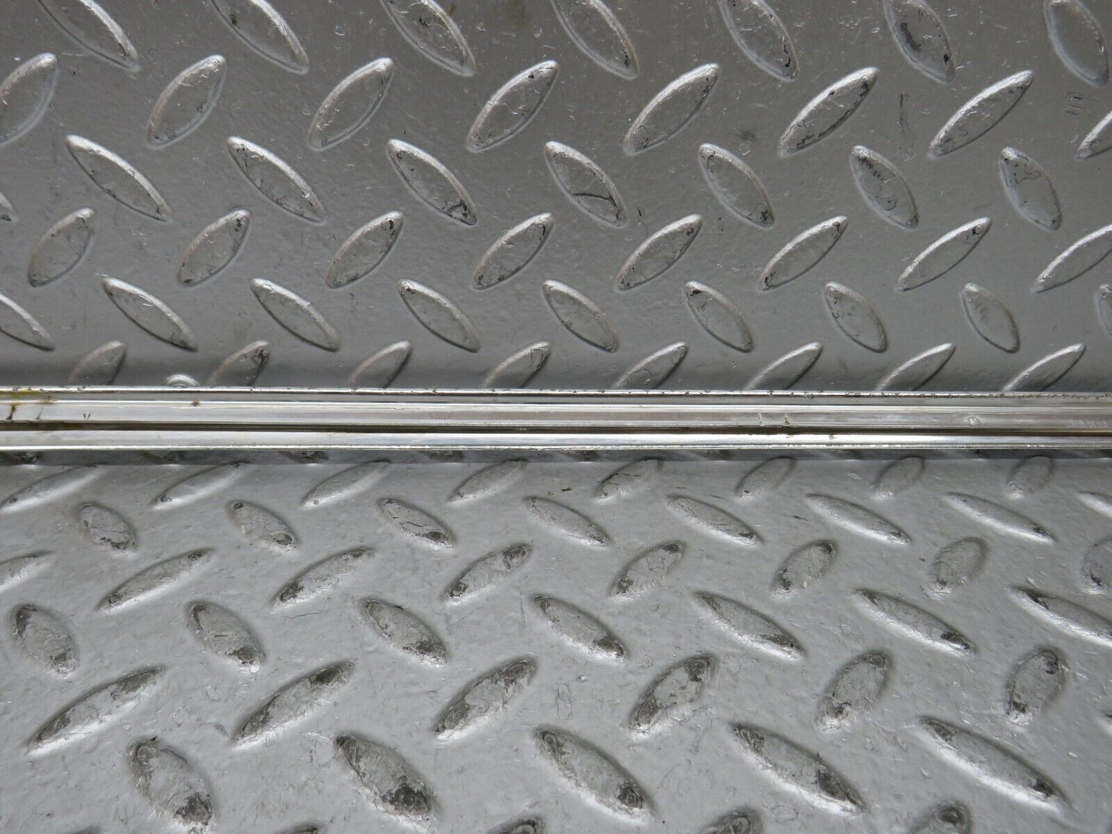 28884 Mercedes-Benz W123 230E Front Right Door Chrome Moulding Trim