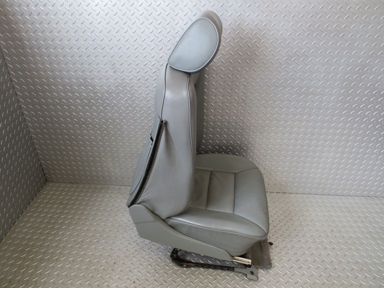25697 Mercedes-Benz W124 280E Electric Front Right Seat Grey