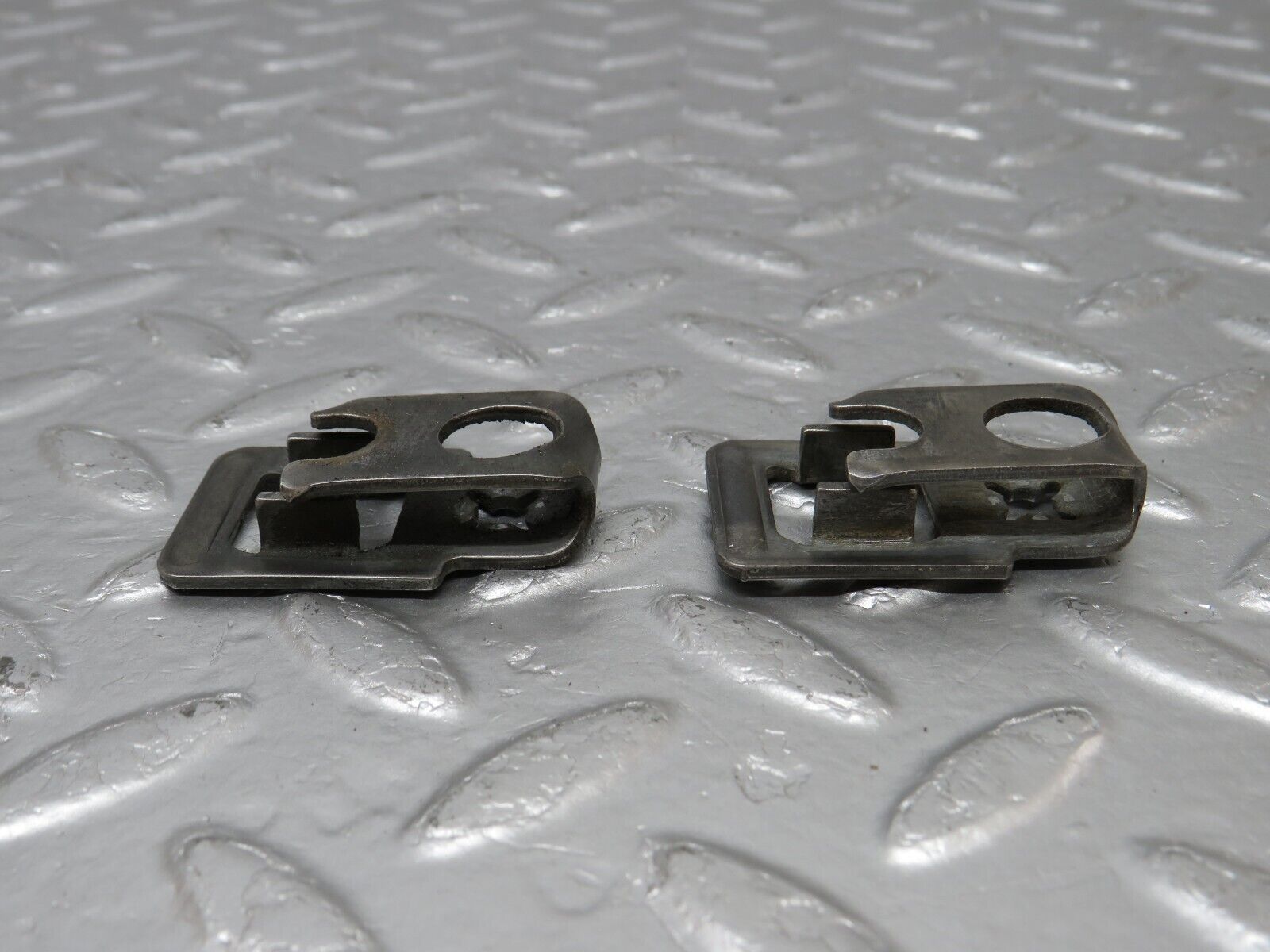 34131 Mercedes-Benz W124 260E Fuel Injector Bracket 2x