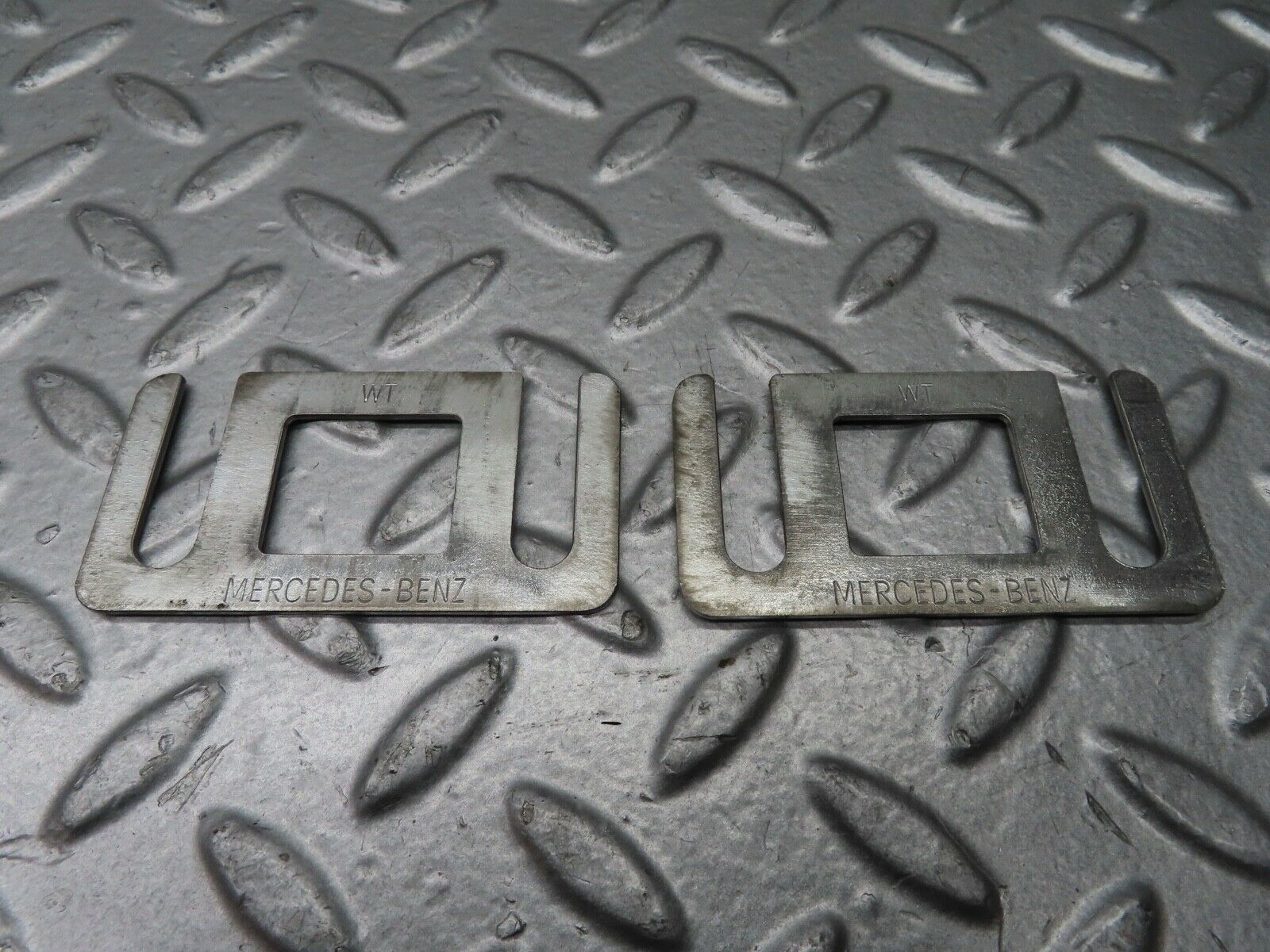 21517 Mercedes-Benz W126 300SE Door Lock Latch Right Side