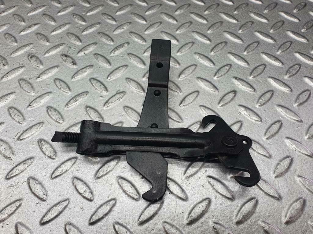 13548 Mercedes-Benz W123 200 Handbrake Adjusting Handbrake Regulator