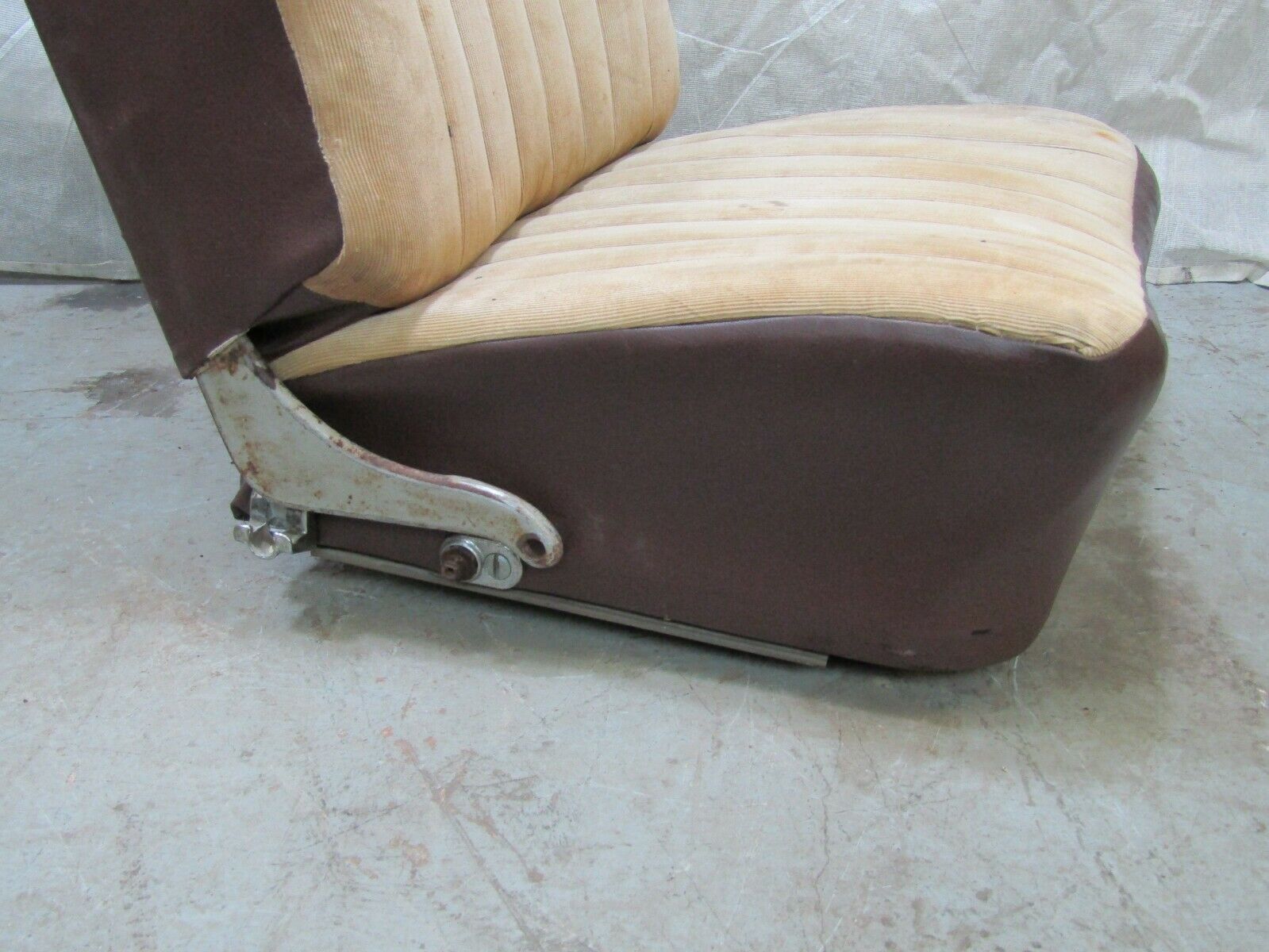 3253 Mercedes-Benz W120 PONTON Front Right Seat Creme Fabric