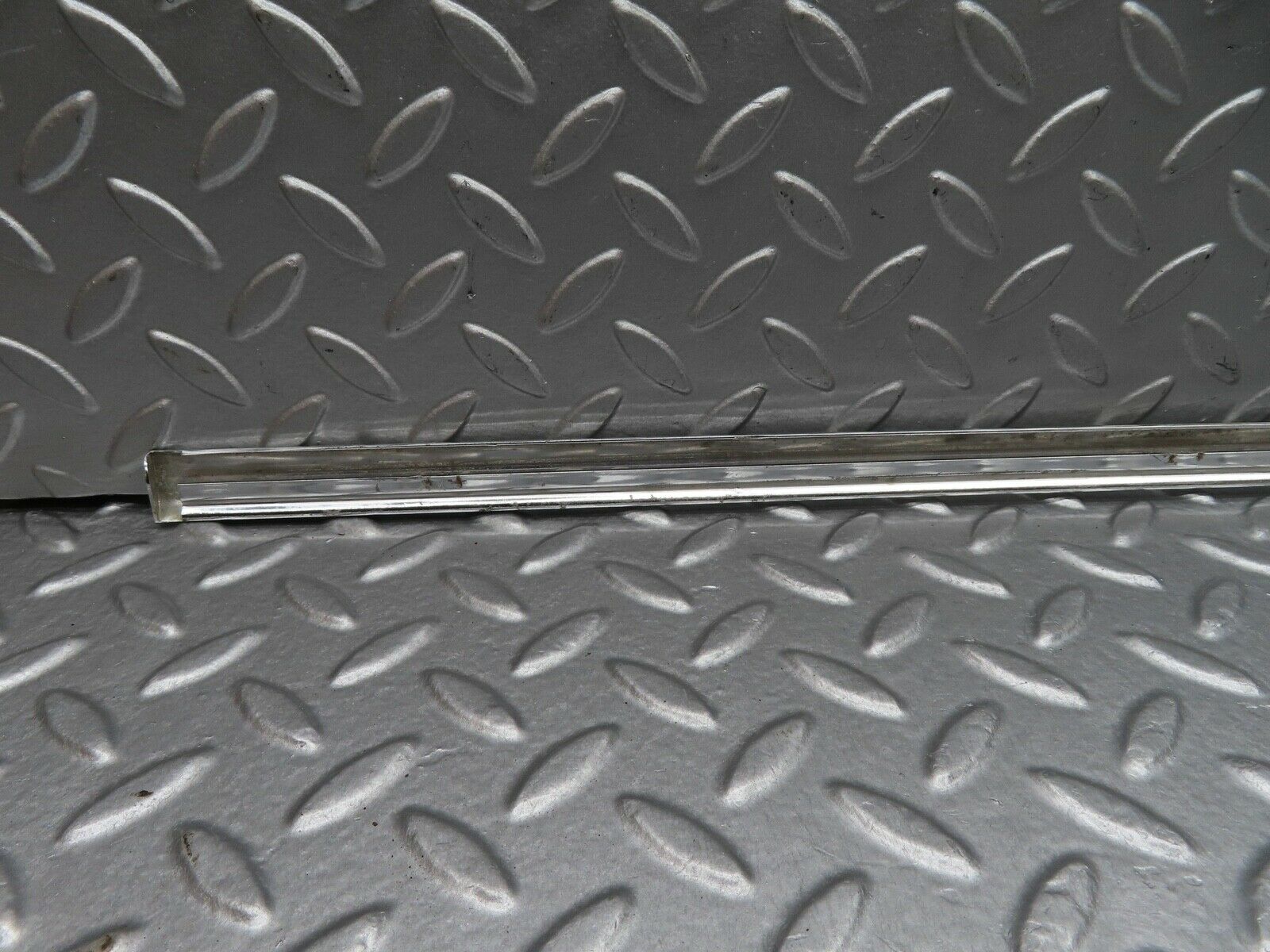 18139 Mercedes-Benz W123 200 Front Right Door Chrome Moulding Trim