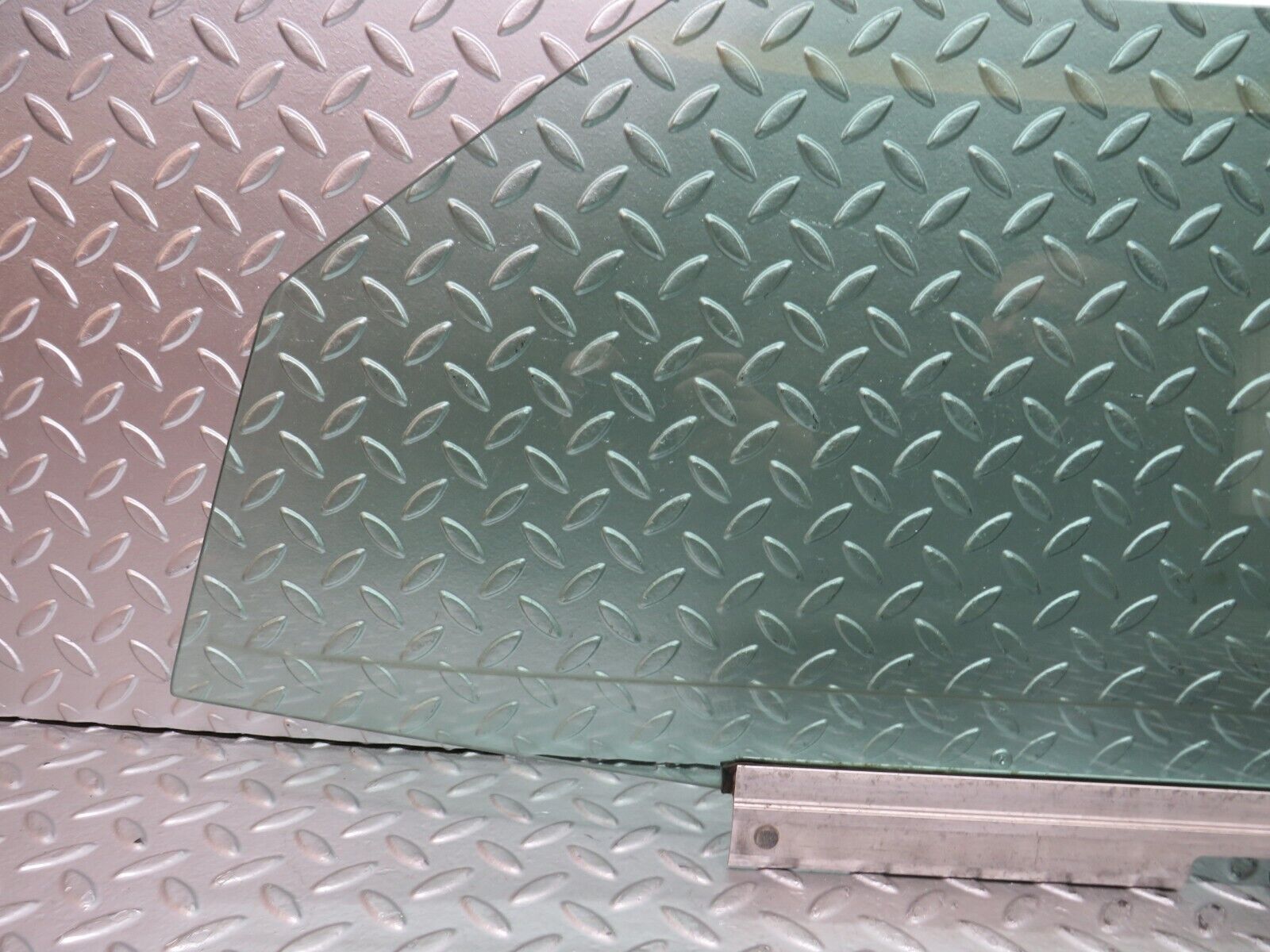 27634 Mercedes-Benz S124 300TE Wagon Front Left Door Window Glass