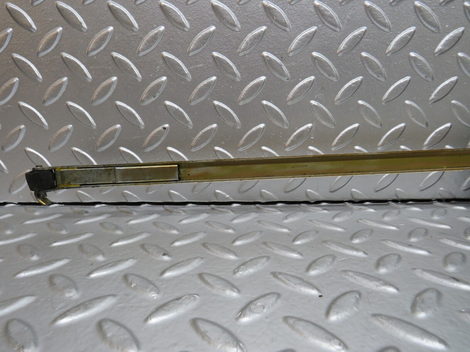 28468 Mercedes-Benz W123 240D Sunroof Manual Opener Mechanism