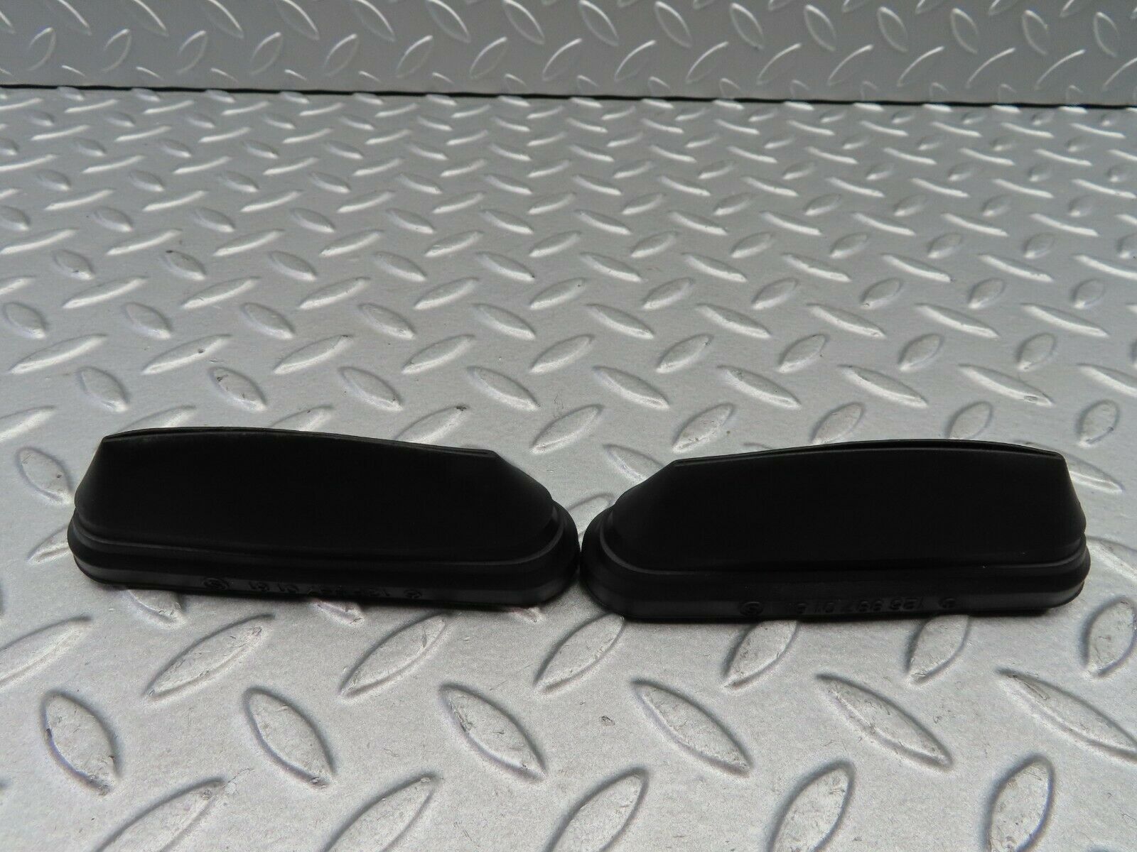 6215 Mercedes-Benz W126 380SE Dashboard Centre Air Vent Rubber Pair 1269970181