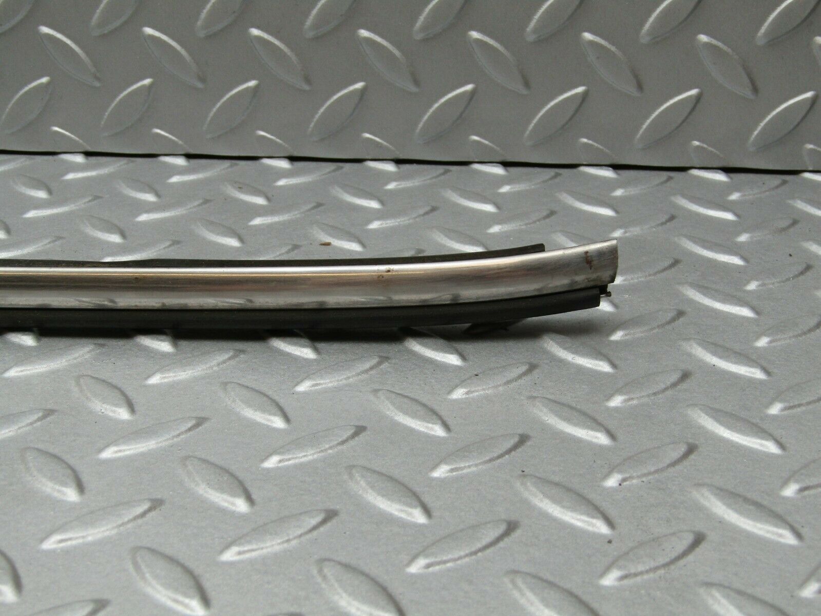 3340 Mercedes-Benz W115 220D Centre Fender Wing Chrome Trim Front Left
